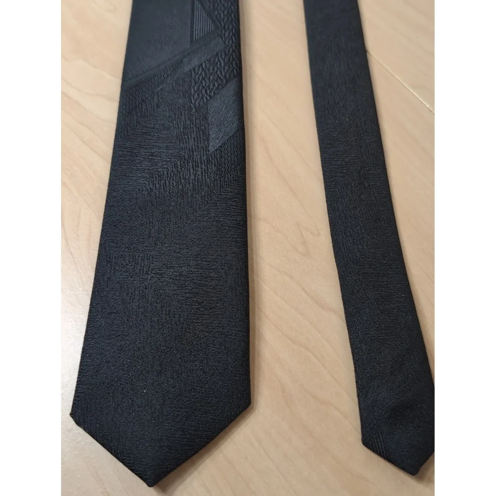 Stringbeans Men's Skinny Tie Black Relief-Print With Yellow Red Medallion